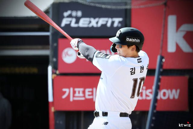 KBO리그 최초 ‘17시즌 연속 100안타’ 기록에 도전하는 김현수. KT 제공