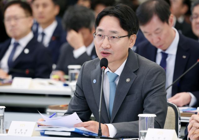 임광현 국세청장이 15일 청와대 영빈관에서 열린 이재명 대통령 주재 부처 업무보고에 참석해 보고하고 있다. 연합뉴스
