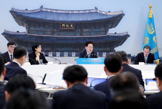 이재명 대통령이 15일 청와대 영빈관에서 열린 부처 업무보고를 주재하고 있다. 업무보고 첫째 날인 15일에는 재정경제부, 금융위, 기획예산처 등에 대한 업무보고가, 16일에는 과기부, 국토부, 해수부, 방미통위 등에 대한 업무보고가 진행된다. 그 외 부처의 업무보고는 8월 초 진행된다. 연합뉴스