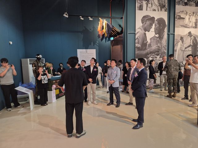 16일 개관한 DMZ 37 박물관을 관계자들이 둘러보는 모습. 장단면 행정복지센터 제공