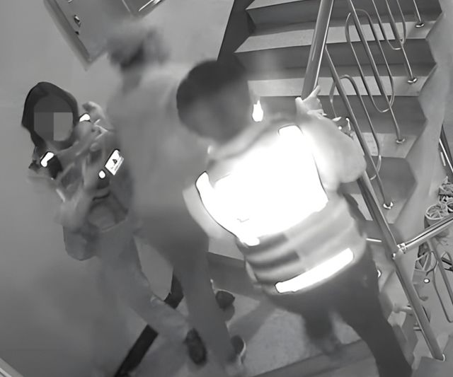 2021년 ‘인천 층간소음 흉기난동’ 사건 당시 피해자 남편이 경찰관들을 밀치고 집으로 뛰어올라가는 모습. 연합뉴스
