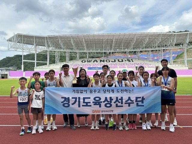 이천 신하초 육상부가 경기도 대표로 참가한 전국초등학교 육상대회에서 금메달 2개를 획득했다. 이천시 제공