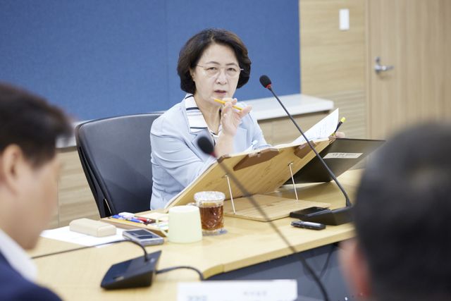 추미애 경기도지사가 16일 오전 도청 서희홀에서 기후환경에너지국, 경기환경에너지진흥원, 수자원본부에 대한 업무보고를 진행하고 있다. 경기도 제공