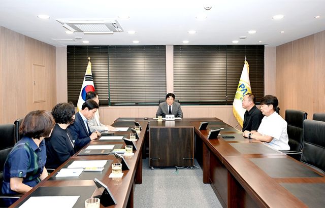 파주시는 가람마을 8단지 아파트 화재와 관련 피해를 입은 주민들의 조속한 일상 회복을 위해 지역기업의 후원 물품을 전달하고, 민관이 함께하는 생활 안정 지원책을 추진한다. 파주시 제공