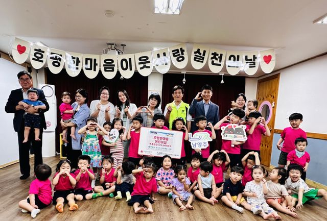 남양주시는 15일 호평한마음어린이집이 손뜨개 키링 판매로 마련한 후원금을 호평동 지역사회보장협의체에 기탁했다고 16일 밝혔다. 남양주시 제공