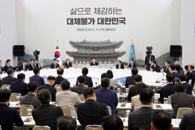 부처 업무보고 이틀째인 16일 오전 청와대 영빈관에서 이재명 대통령 주재로 과기부·개보위·방미통위 등에 대한 업무보고가 진행되고 있다. 연합뉴스