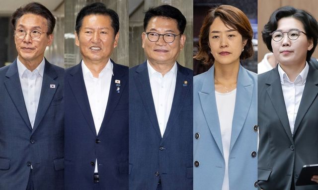 더불어민주당 8·17 전당대회에서 당 대표 경선에 출마한 김민석 전 총리(왼쪽부터), 정청래 전 대표, 송영길 의원, 고민정 의원이 14일 국회에서 열린 의원총회에 참석하고 있다. 같은 시각 김보미 전 강진군의원(맨 오른쪽)은 국회 소통관에서 기자회견을 열고 있다. 연합뉴스