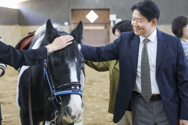 우희종 한국마사회장이 ‘2026 한국의 영향력 있는 CEO’ 리더십경영 부문 수상자로 선정됐다. 우 회장이 한국마사회 행사에서 말을 쓰다듬고 있다. 한국마사회 제공