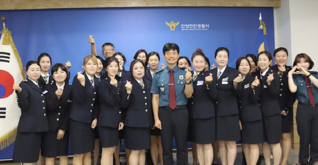 안양만안경찰서는 16일 지역 내 초·중학교 학부모폴리스 연합단 임원진 등 25명이 참석한 가운데 청소년 비행과 학교폭력 예방을 위한 소통 간담회를 열었다. 안양만안경찰서 제공
