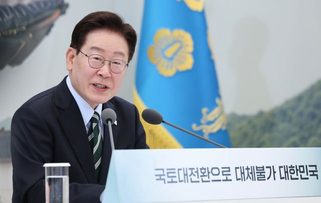 이재명 대통령이 16일 청와대 영빈관에서 열린 국토·농식품·해수부 등에 대한 부처 업무보고에서 발언하고 있다. 연합뉴스