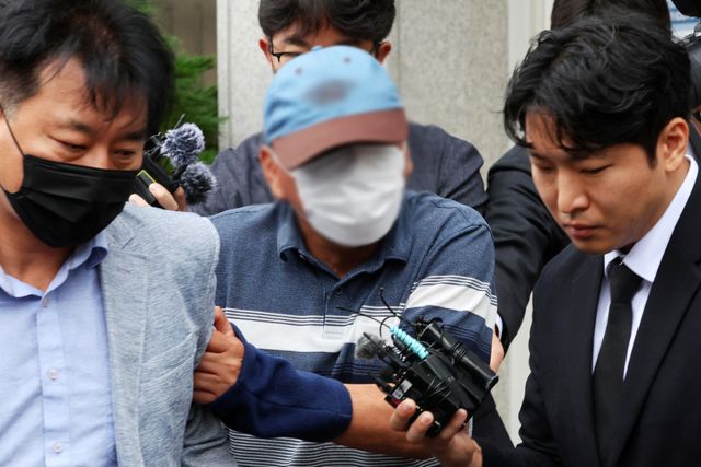 '여고생 살해범' 장윤기 사건의 증거를 인멸한 혐의 등을 받는 광주 광산경찰서 수사팀장 A 경감이 8일 오전 전남광주통합특별시 동구 광주지방법원에서 열린 구속 전 피의자 심문(영장실질심사)에 출석한 뒤 법정 밖으로 나오고 있다. 경찰은 A 경감이 장윤기의 차량을 압수수색하는 과정에서 '케이블타이'를 증거인멸한 혐의로 전날 구속영장을 신청했다. 연합뉴스