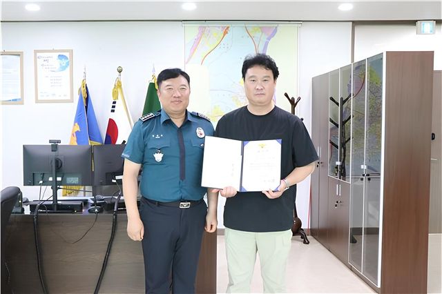 구리경찰서가 중학생의 흉기 공격을 맨몸으로 제압한 시민에게 감사장을 수여했다. 구리경찰서 제공