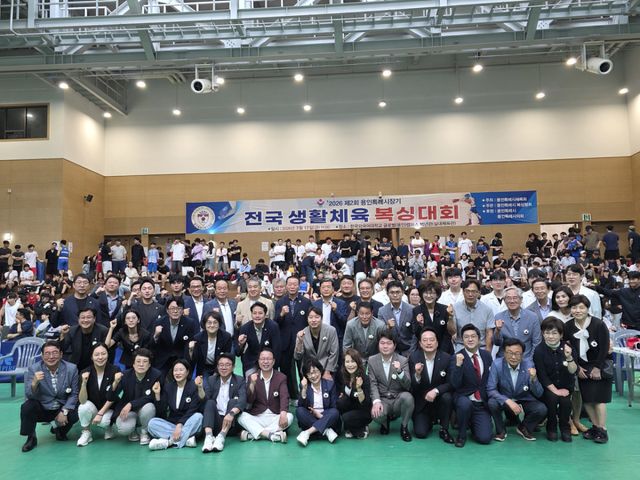17일 ‘제2회 용인특례시장기 전국 생활체육 복싱대회’에서 신서아 용인시복싱협회장 등 참석자들이 기념 촬영을 하고 있다. 강한수기자