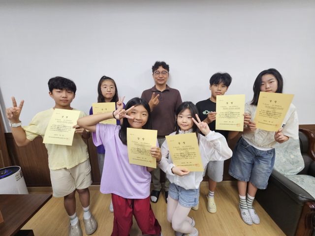 파주 심학초 박홍석 교장이 ‘2026 대한민국 학생창의력챔피언대회’ 경기도 예선에서 은상을 받은 ‘심학 임진강거북선 STEAM 발명동아리’ 학생들을 격려하고 있다. 심학초 제공