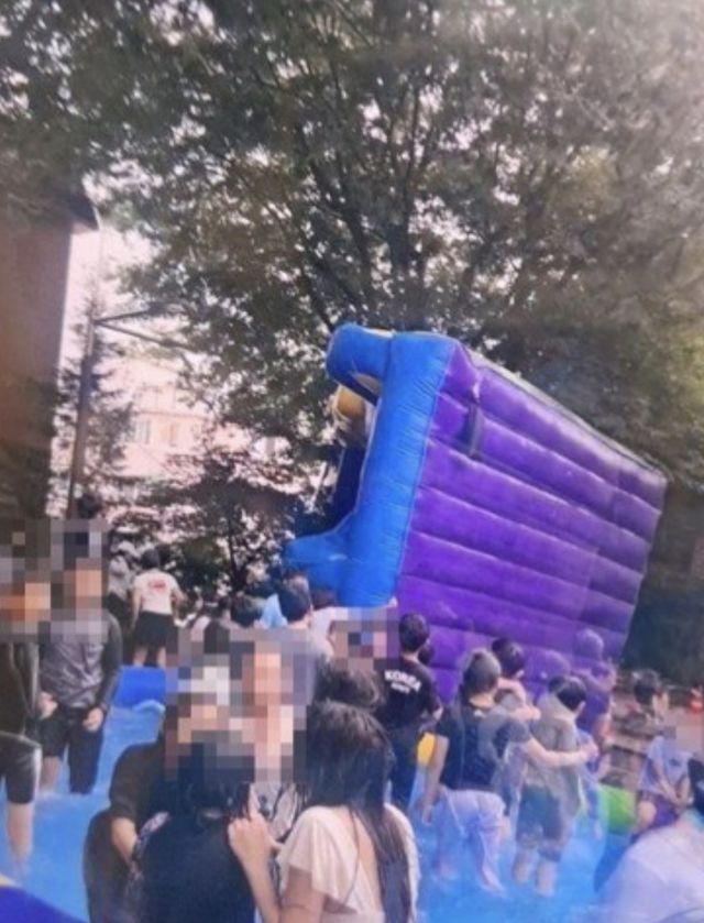 에어바운스가 현장에서 뒤집힌 모습. 경기도소방재난본부 제공