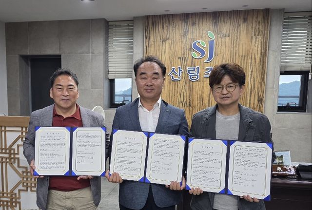 지난 16일 여주시산림조합 3층에서 이후정 산림조합장(오른쪽 둘째)과 김태동 ㈜컬티비아 대표, 장영훈 ㈜헬스앤라이프 대표, 여주임산업협회(YFIA) 관계자들이 임업 경쟁력 강화 및 임산물 유통 활성화를 위한 업무협약을 체결한 뒤 기념촬영을 하고 있다. 유진동기자