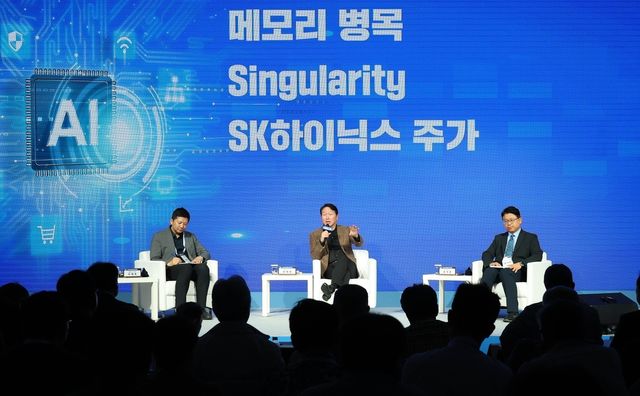 최태원 대한상의 회장(가운데)과 권석준 성균관대학교 교수(오른쪽), 이재욱 서울대학교 AI연구원장(왼쪽)이 ‘한국경제의 AI 성장을 위한 아젠다’라는 주제로 대담을 하고 있다. 대한상의 제공
