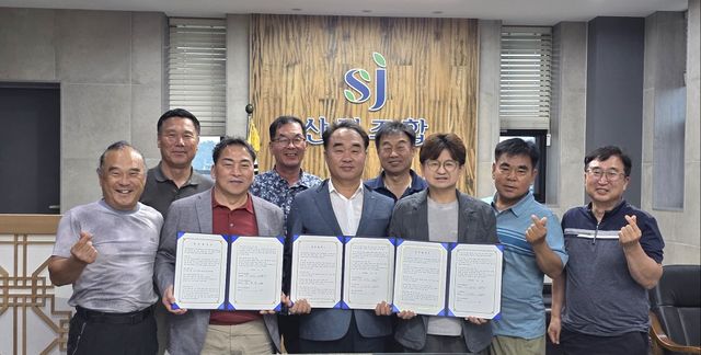 지난 16일 여주시산림조합 3층에서 이후정 산림조합장(오른쪽 둘째)과 김태동 ㈜컬티비아 대표, 장영훈 ㈜헬스앤라이프 대표, 여주임산업협회(YFIA) 관계자들이 임업 경쟁력 강화 및 임산물 유통 활성화를 위한 업무협약을 체결한 뒤 기념촬영을 하고 있다. 유진동기자