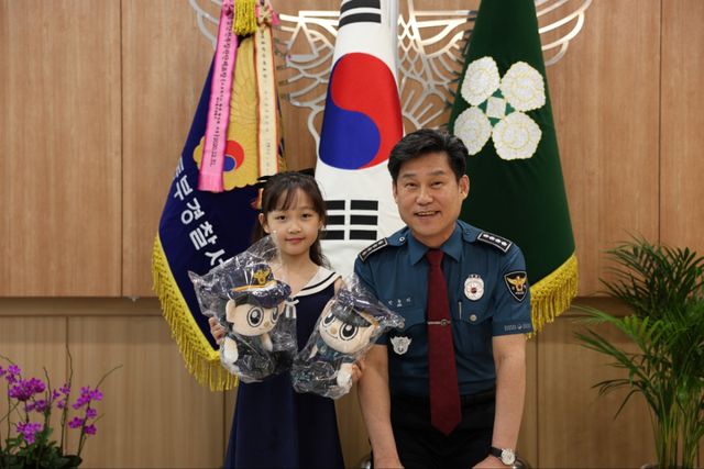 감사장과 신고포상금을 전달 받은 배리유양. 대구동부경찰서 제공