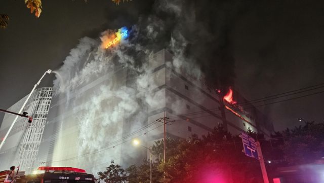 18일 오후 인천 쿠팡 물류센터에서 불이 나 연기가 나고 한쪽 외벽이 녹아내리고 있다. 박기웅기자