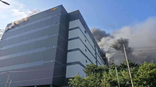 18일 인천 서해구 석남동 쿠팡 물류센터에서 일어난 불로 건물 상층부에서 검은 연기가 거세게 뿜어져 나오고 있다. 장민재기자