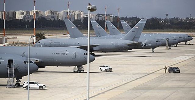 미 공군의 보잉 KC-135 스트래토탱커(Stratotanker) 공중급유기들이 4월 6일현지시간) 이스라엘 텔아비브 외곽에 위치한 벤구리온 국제공항 활주로에 계류해 있는 모습. UPI=연합뉴스