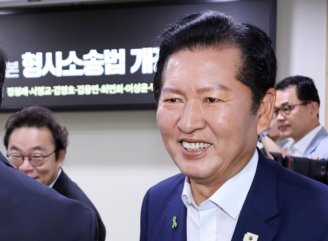 더불어민주당 당권 주자인 정청래 전 대표가 지난 16일 국회 의원회관에서 열린 ‘검사 권력 오남용 사례로 본 형사소송법 개정 토론회’에 참석하고 있다. 연합뉴스