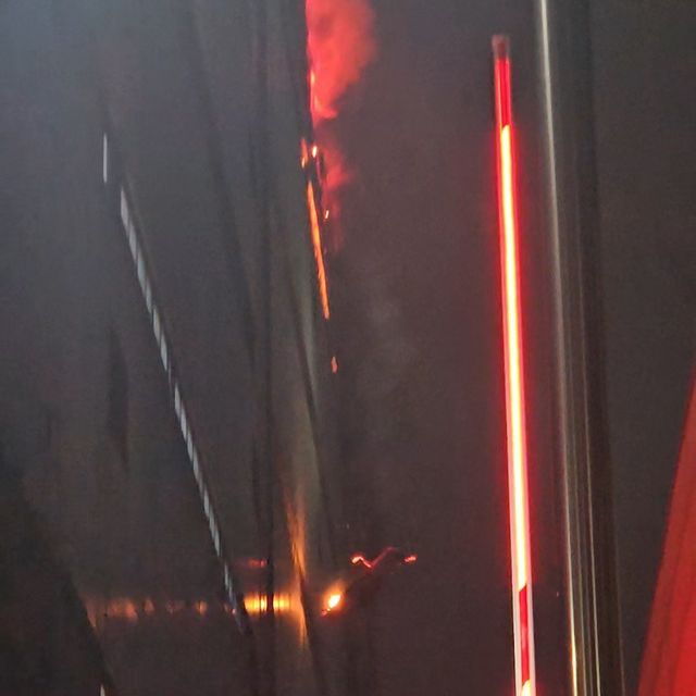 18일 오후 인천 쿠팡 물류센터에서 불이 나 외벽 잔해가 떨어져내리는 모습. 박기웅기자