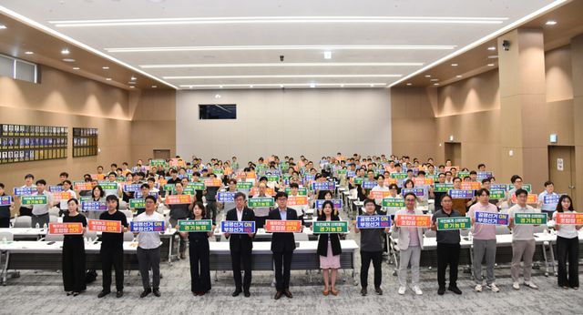 농협중앙회 경기본부는 이달 16일 농협중앙회 경기본부 대회의실에서 깨끗하고 공정한 제4회 동시조합장선거 구현을 위한 임직원 교육 및 공명선거 추진 결의대회를 실시했다고 19일 밝혔다. 사진은 행사 참여자들이 기념촬영을 하고 있는 모습. 농협중앙회 경기본부 제공