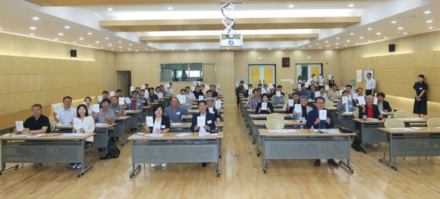 지난 16일 열린 기업인 조찬 세미나에 참석한 기업인들이 ‘1회용품 사용 줄이기’ 실천을 다짐하고 있다. 오산시 제공