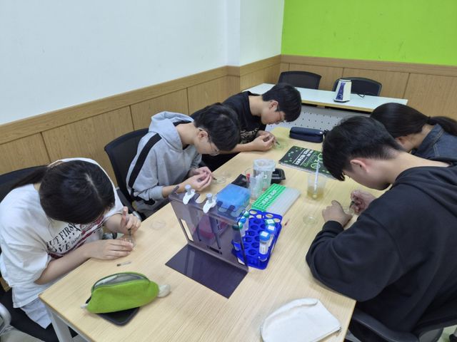 운정고등학교가 자율형 공립고 2.0 사업의 하나로 마련된 대학 연계 프로그램 ‘미래역량 강화캠프’에서 학생들이 프로그램에 참가하고 있다. 운정고등학교 제공
