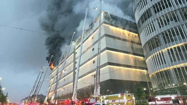 20일 오전 6시 30분께 인천 서해구 석남동 쿠팡 제32물류센터 B방면에서 전날보다 강해진 불길과 검은 연기가 건물 밖으로 뿜어져 나오는 가운데, 소방당국이 고가사다리차 여러 대를 동원해 집중 진화 작업을 벌이고 있다. 장민재기자