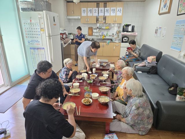 주택관리공단 인천부개2주거행복지원센터가 ‘초복맞이 건강 가득 삼계탕 나눔’ 행사를 열고있다. 주택관리공단 제공