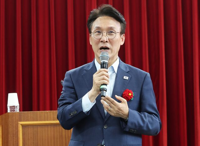 더불어민주당 당 대표 경선에 출마한 김민석 전 국무총리가 지난 13일 경기도 성남시 분당구 새마을운동중앙연수원에서 열린 민주당 전국 시·도 노인위원장 워크숍에서 인사말을 하고 있다. 연합뉴스