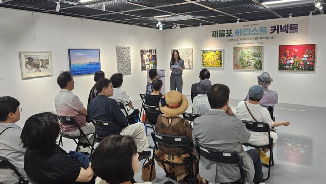 16일 인천 제물포구 우리미술관에서 열린 전시 ‘제물포 웨이브’ 개회식에서 미술관 관계자가 참여예술가들을 소개하고 있다. 박기웅기자