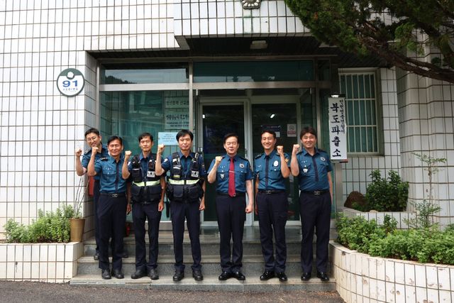 한창훈 인천경찰청장이 지난 16일 북도파출소를 방문해 현장 대응체계를 점검하고 직원들을 격려했다. 인천경찰청 제공