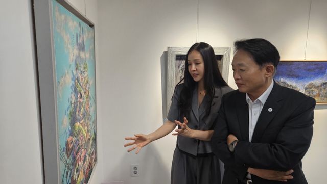16일 인천 제물포구 우리미술관에서 열린 전시 ‘제물포 웨이브’ 개회식에서 미술관 관계자가 김찬진 제물포구청장에게 작품을 소개하고 있다. 박기웅기자