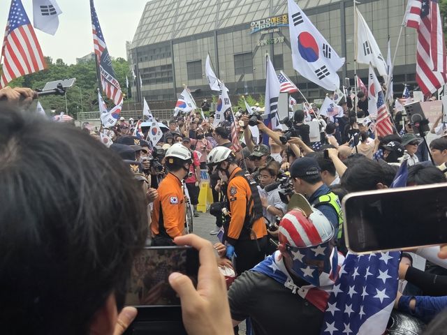 1일 국정조사 현장조사를 앞두고 시위 현장이 아수라장이 된 모습. 연합뉴스