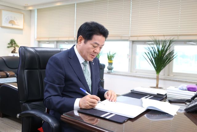 최대호 안양시장이 2일 오후 집무실에서 시청사 기업유치 공모 추진계획 보고 서류를 살펴보고 있다. 안양시 제공