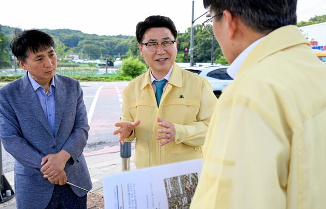 김원기 의정부시장이 지난 1일 민락~고산 연결도로 개설 현장을 방문해 현황을 점검하고 있다. 의정부시 제공