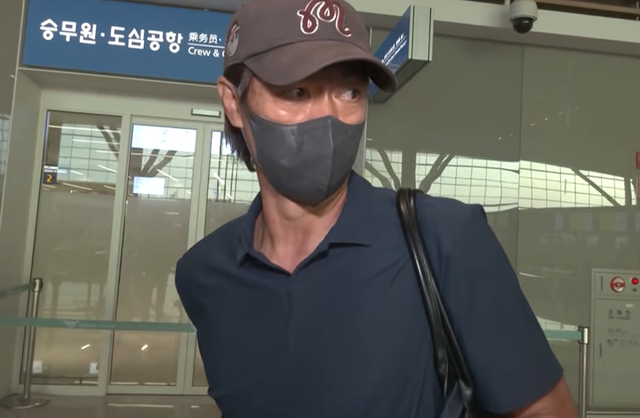 홍명보 전 축구대표팀 감독이 2일 인천국제공항에서 미국 출국을 앞두고 취재진 질문에 답하며 대표팀 불화설과 월드컵 관련 논란에 대한 입장을 밝히고 있다. MBC 캡처
