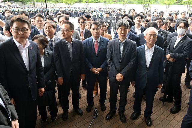 국회 '제9회 전국동시지방선거 투표용지 부족 사태 등 국민 참정권 침해 진상규명 및 선거관리 개혁을 위한 국정조사 특별위원회' 위원들이 2일 현장 조사를 위해 서울 송파구 올림픽공원 핸드볼경기장 개표소 진입을 시도하고 있다. 연합뉴스