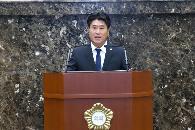 제9대 이천시의회는 2일 상임위원 선임 및 상임위원장을 선출해 전반기 원구성을 완료했다. 사진은 진재훈 산업건설위원장. 이천시의회 제공