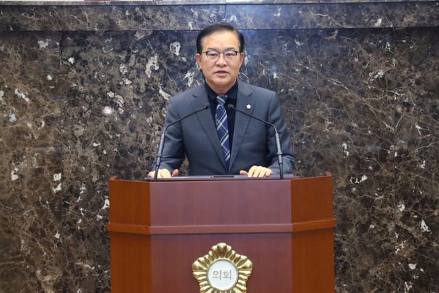 제9대 이천시의회는 2일 상임위원 선임 및 상임위원장을 선출해 전반기 원구성을 완료했다. 사진은 최덕수 자치행정위원장. 이천시의회 제공
