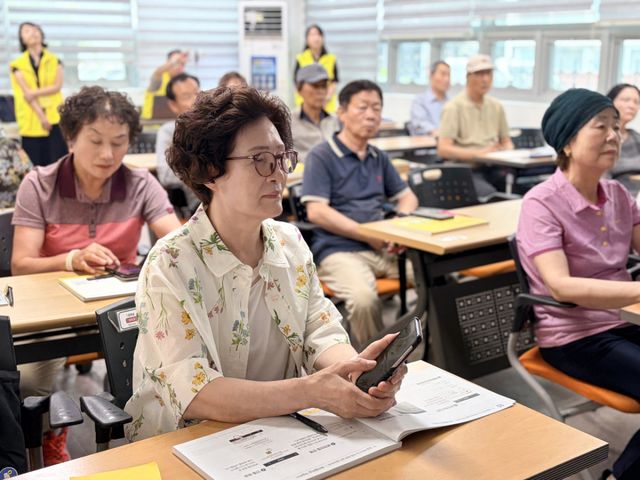 1일 인천 서해구노인복지관에서 열린 ‘2026년 찾아가는 시니어 디지털 스쿨’에서 어르신들이 메신저 앱 활용법을 익히고 있다. 서해구시설관리공단 제공