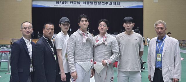 2일 충북 제천시어울림체육센터에서 열린 제64회 전국남녀종별펜싱선수권대회 남자 일반부 사브르 개인전에서 우승한 화성시청 황현호(오른쪽 세 번째)가 코치진, 동료 선수들과 기념촬영을 하고 있다. 경기도펜싱협회 제공