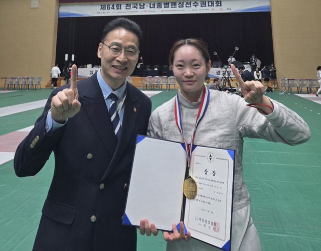 2일 충북 제천시어울림체육센터에서 열린 제64회 전국남녀종별펜싱선수권대회 여자 일반부 사브르 개인전에서 우승한 안산시청 최수빈(오른쪽)이 이현수 감독과 함께 기념촬영을 하고 있다. 안산시청 제공