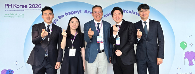 가천대 길병원 의료진이 최근 열린 '제11회 대한폐고혈압학회 학술대회(PH Korea 2026)'에서 기념촬영을 하고 있다. 왼쪽부터 내과 김성식 전공의, 내과 김채은 전공의, 심장내과 정욱진 교수(대한폐고혈압학회 회장), 심장내과 박상훈 전임의, 심장내과 양태일 교수. 가천대 길병원 제공