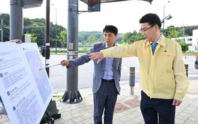 김원기 의정부시장이 지난 1일 캠프 레드클라우드 통과도로를 점검하고 있다. 의정부시 제공