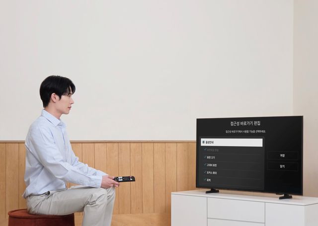 삼성전자 모델이 ‘시각·청각 장애인용 TV 보급사업’ 공급 모델인 ‘43형 풀HD 스마트 TV’를 시청하고 있다. 삼성전자 제공